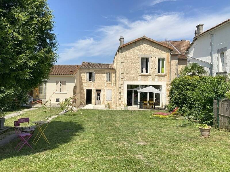 Maison à BARBEZIEUX-SAINT-HILAIRE