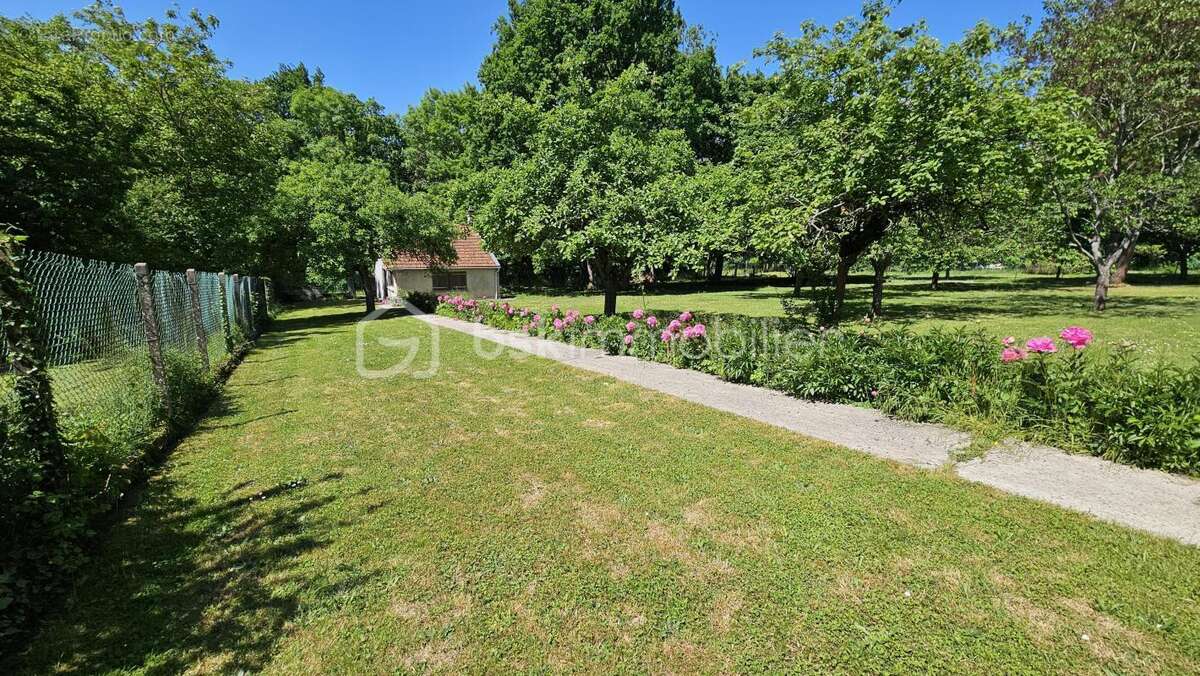 Terrain à BOUSSY-SAINT-ANTOINE