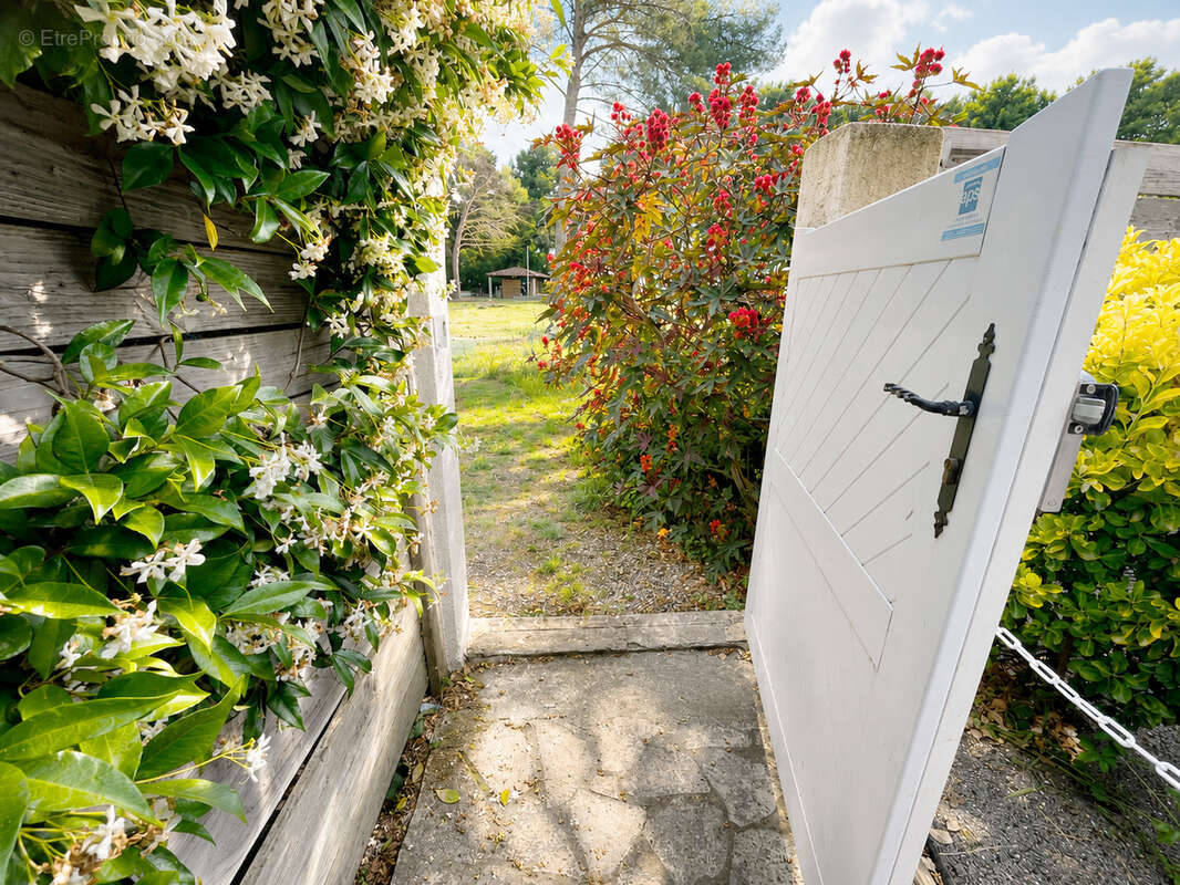 Appartement de 110 m2 en Rez de Jardin les pieds dans l'eau au Pin Rolland - photo 3