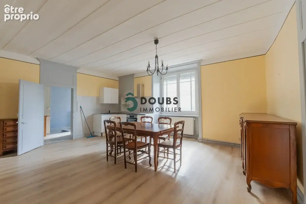 Appartement de 150 m² et 150 m² de combles aménageables - 4 pieces à orchamps-vennes - photo 3