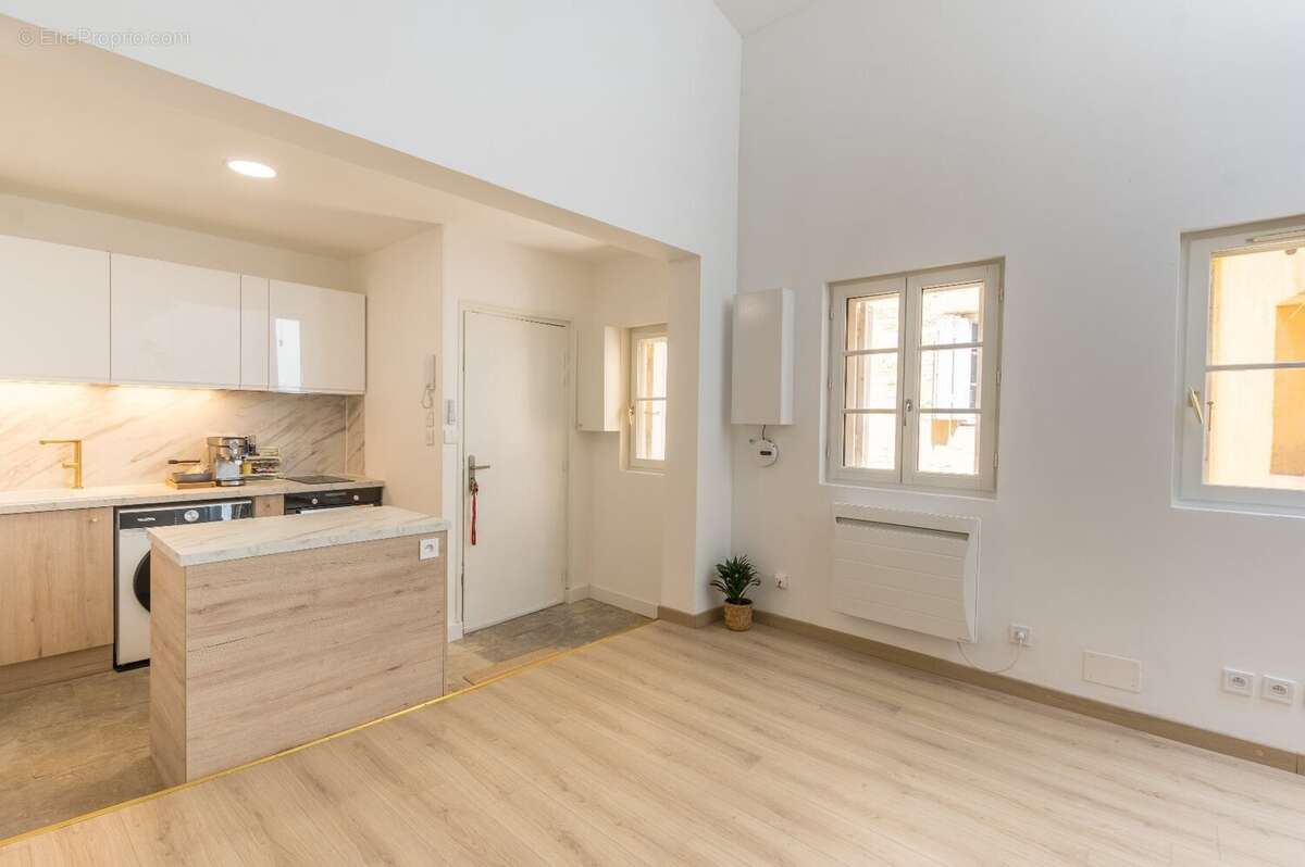 Appartement loft rénové avec mezzanine et belle hauteur sous plafond dans l'Écusson de Montpellier - photo 8