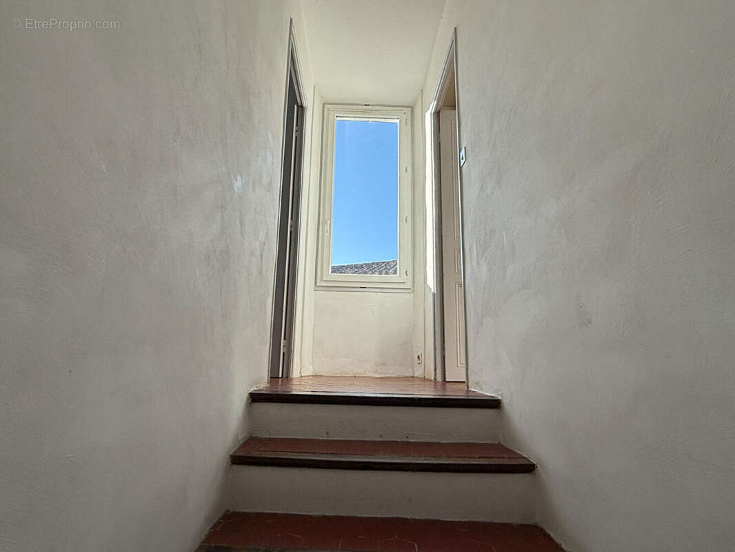 Maison à LA ROQUE-D&#039;ANTHERON