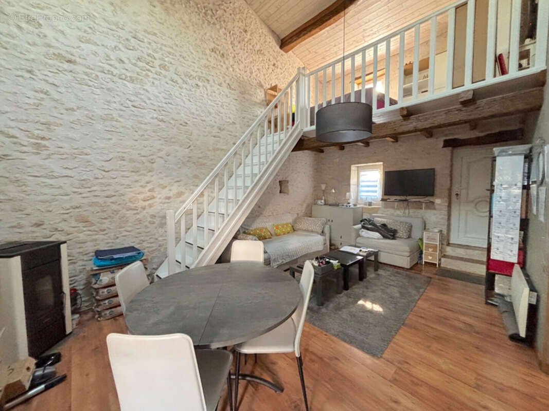 Maison 75 m² à Corme-Ecluse  - photo 3