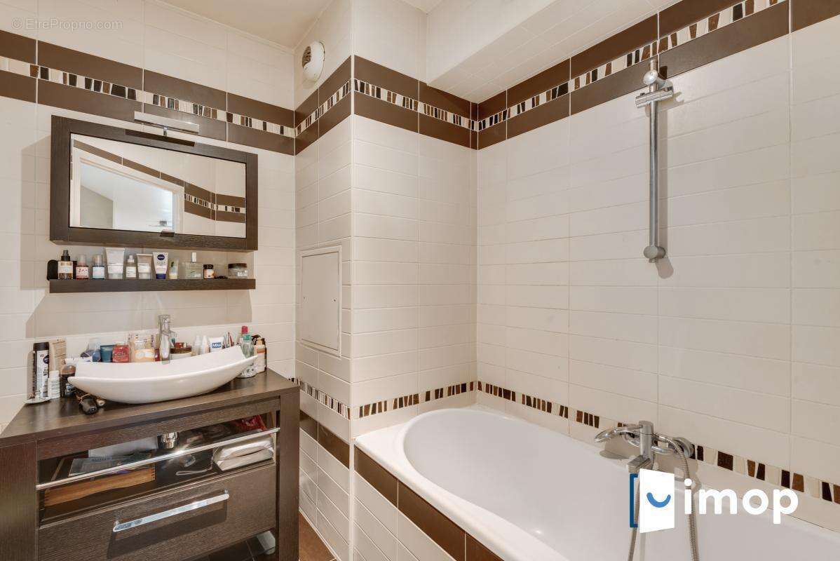 Appartement à COURBEVOIE