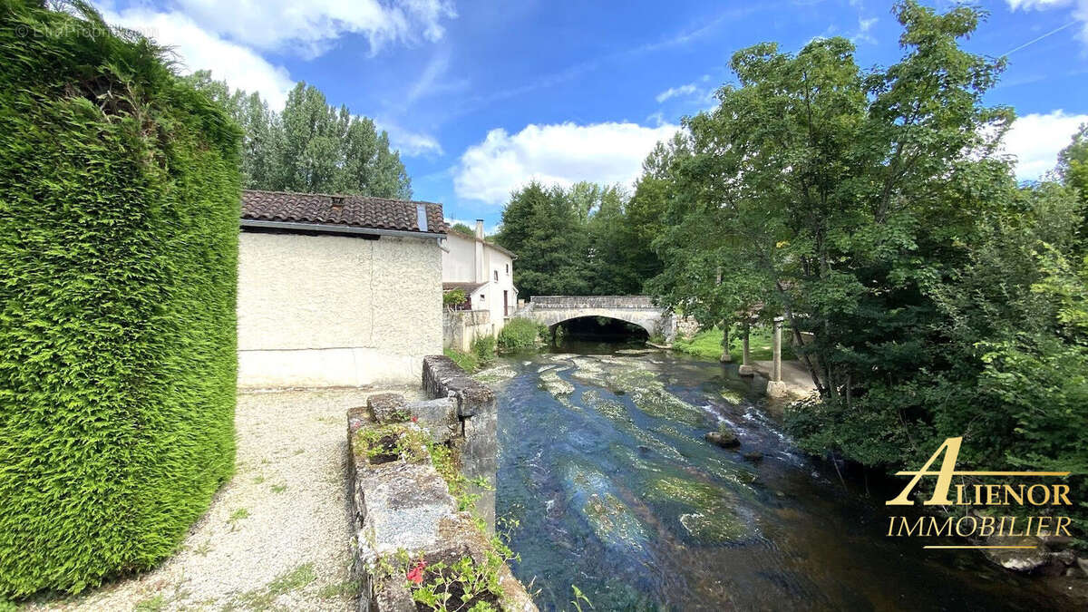 Charmante maison en pierre avec terrasse au bord de rivière - Saint-Front-la-Rivière 24300 - photo 13
