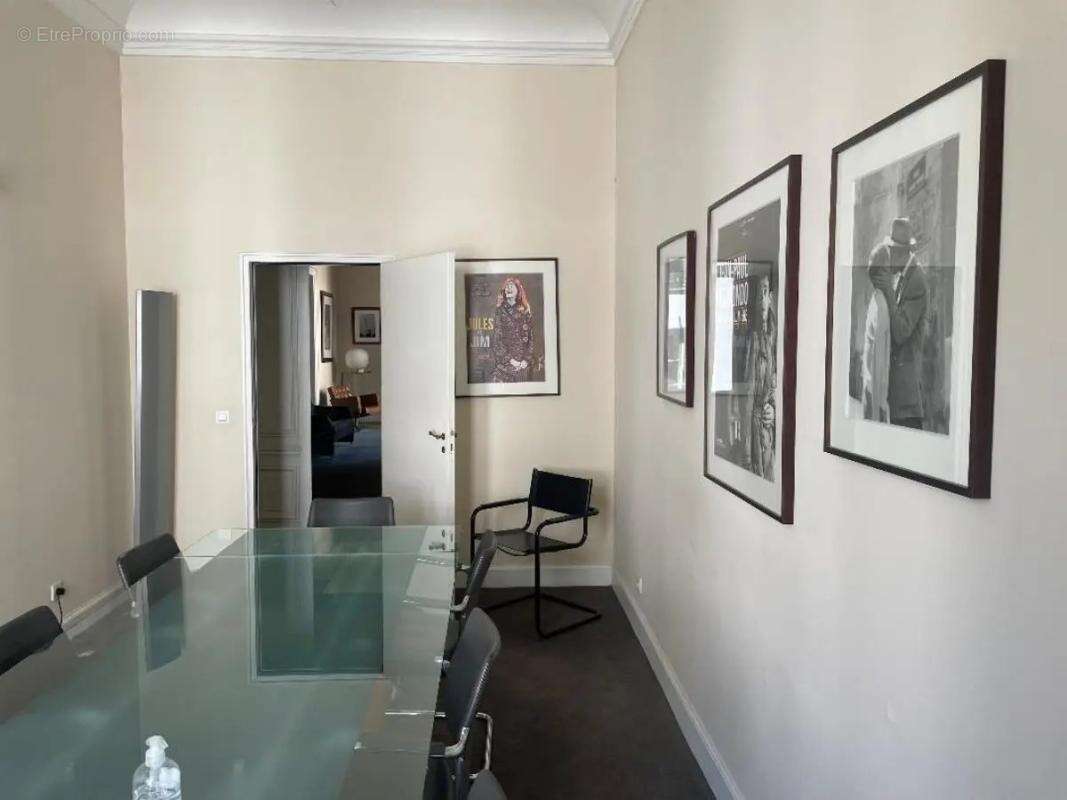 Commerce à PARIS-8E