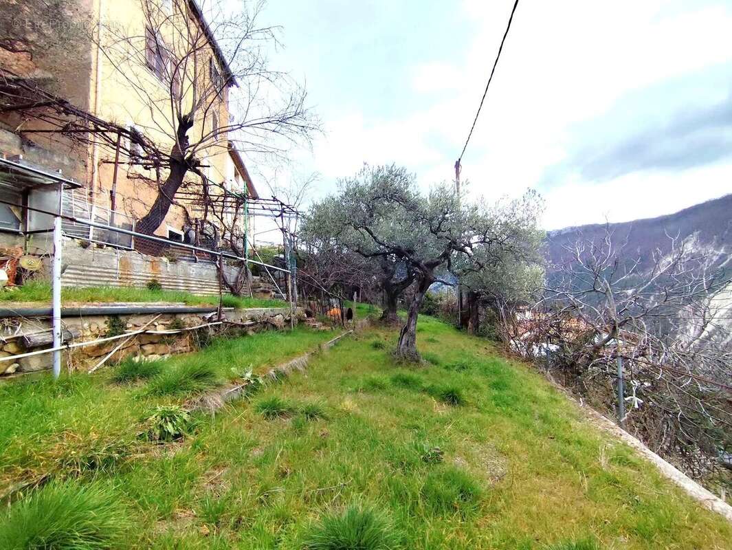 Appartement à CASTELLET-LES-SAUSSES