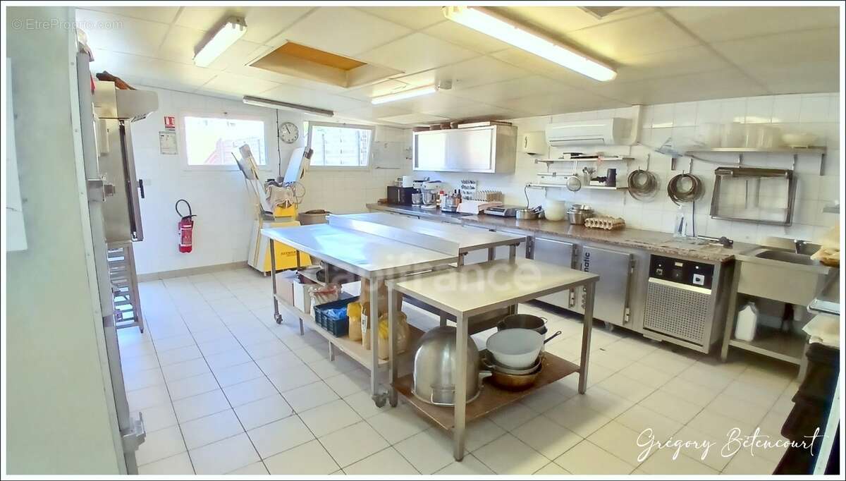 Immeuble à usage de commerce et d'habitation vendu loué - photo 2
