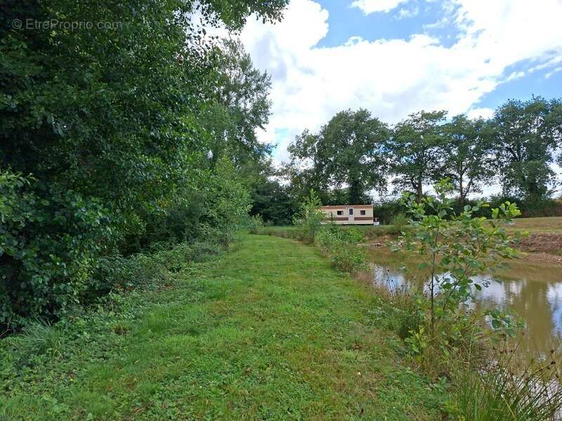 Grange , maisonnette, en pierre, brute à rénover, sur terrain de 10 000 m2 avec étang et Mobil Home. Proche Villaines la Juhel,  - photo 4