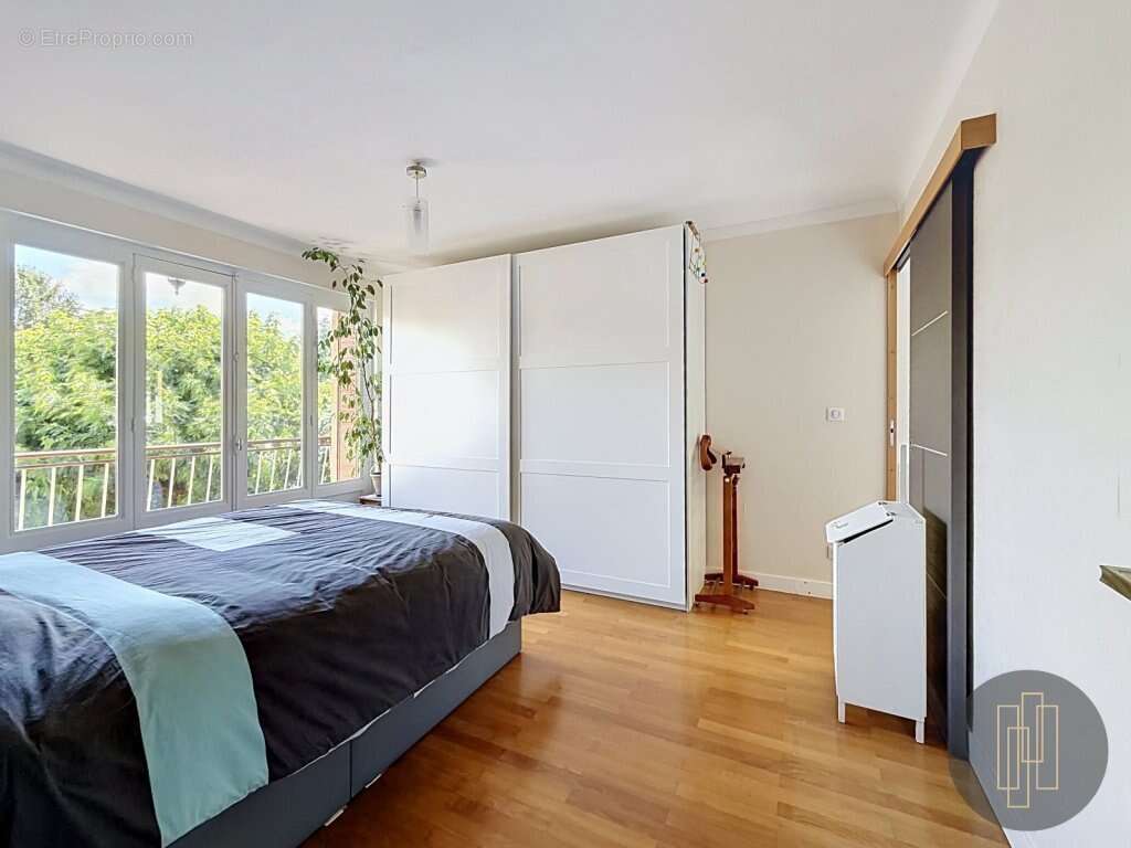 Villefranche Centre - Maison de 140 m² avec 4 chambres, grand séjour, garage dépendances et jardin 1 112 m² - photo 8