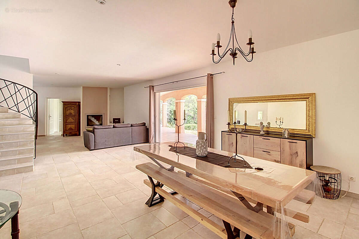 A VENDRE DRAGUIGNAN- Maison spacieuse avec PISCINE et terrain clos et arboré de 4000m² - Un véritable coup de coeur ! - photo 3