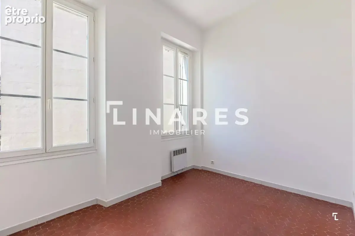 À DEUX PAS DU PORT - Appartement T3 de 52m2 - 13002 Hôtel-de-Ville - photo 6