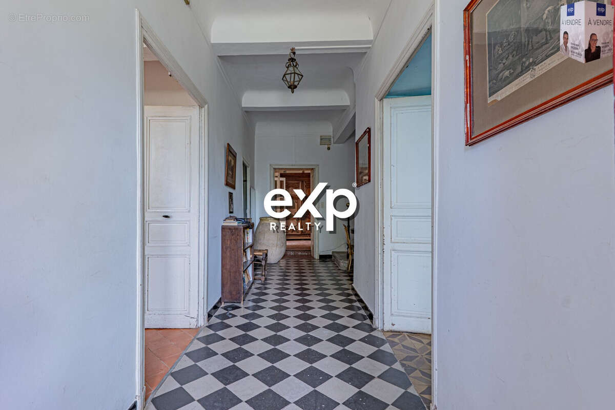 Maison 255 m² à Le Revest-Les-Eaux  - photo 9