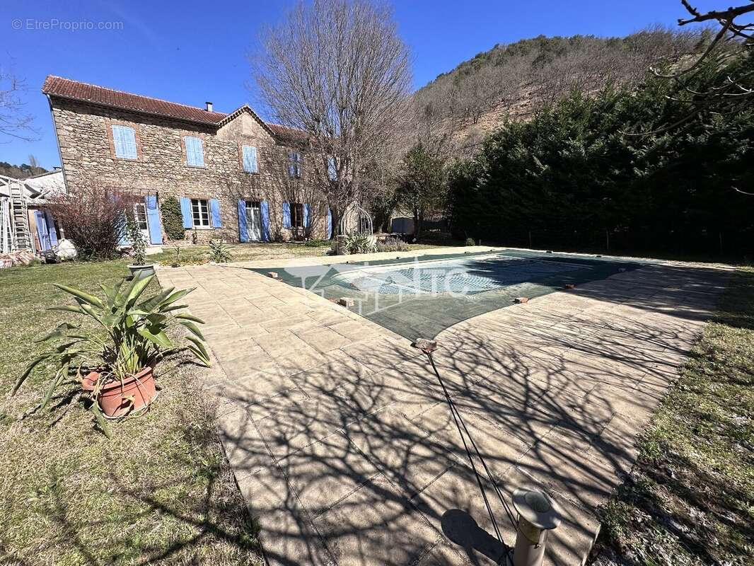 Maison ancienne de caractere avec piscine sur 3190m² de terrain - photo 4
