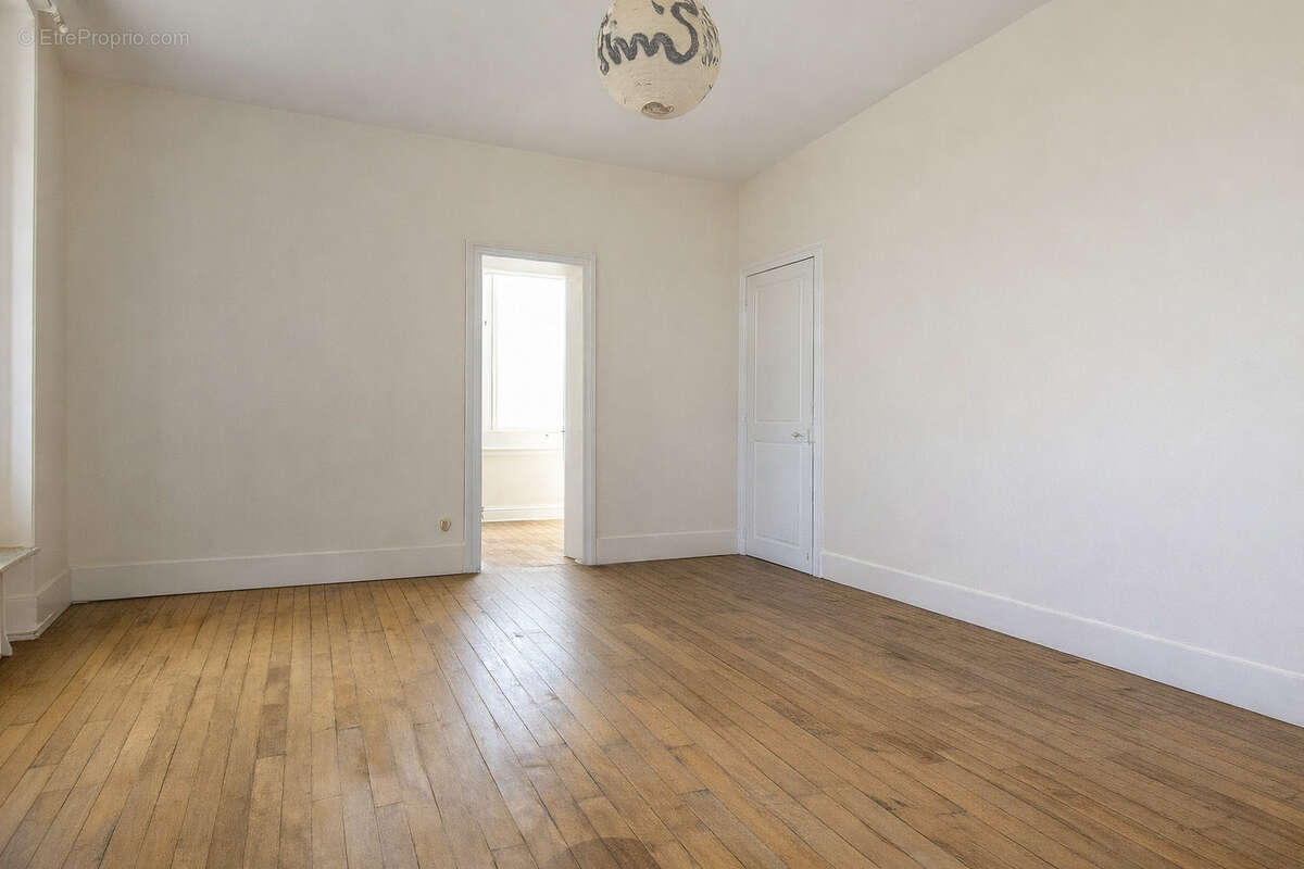 Maison à MANDRES-LES-ROSES