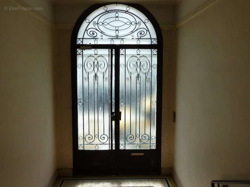 Très recherché, quartier rive Droite, joli appartement de trois pièce, au dernier étage avec sa terrasse. - photo 2