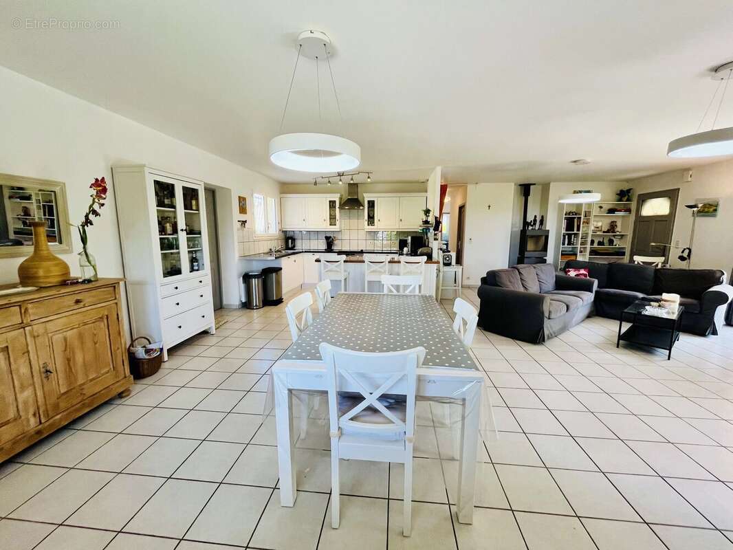 Maison de plain-pied avec quatre chambres, beau jardin et terrasse couverte - photo 8