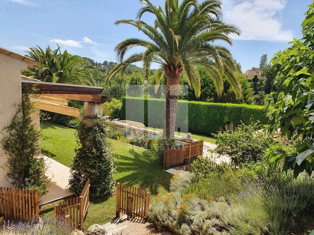 Maison à CHATEAUNEUF-GRASSE