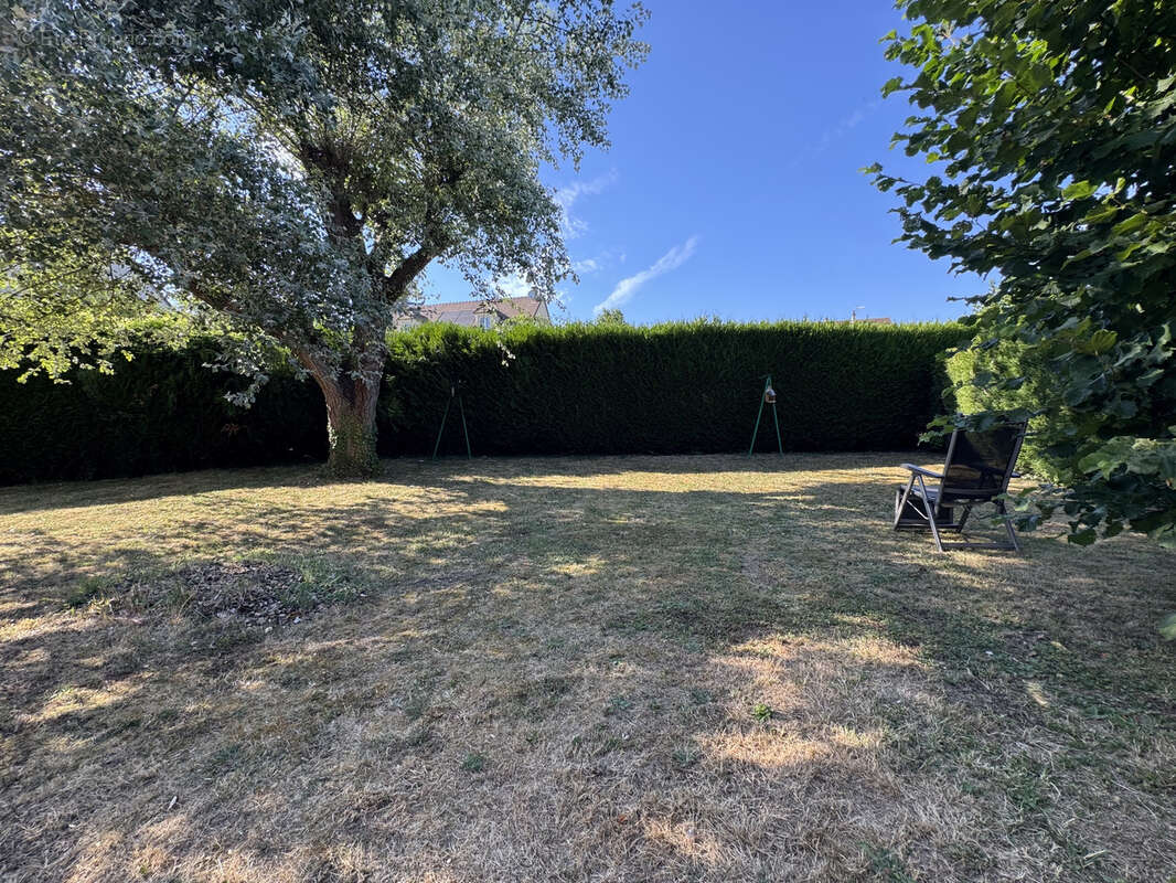 FOSSES - Maison individuelle de plain pied et sous sol total sur 604 m2 de terrain - photo 9