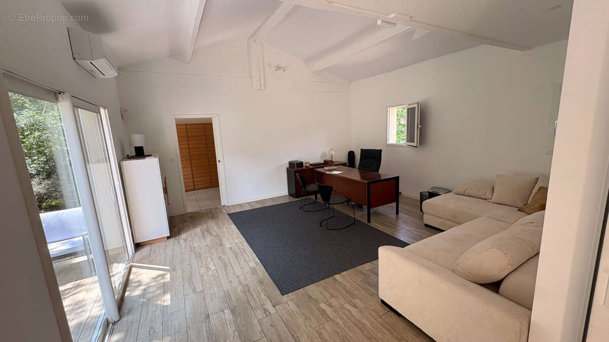 Prestations haut de gamme pour cette maison de 7 pièce(s) 200 m2 - photo 12