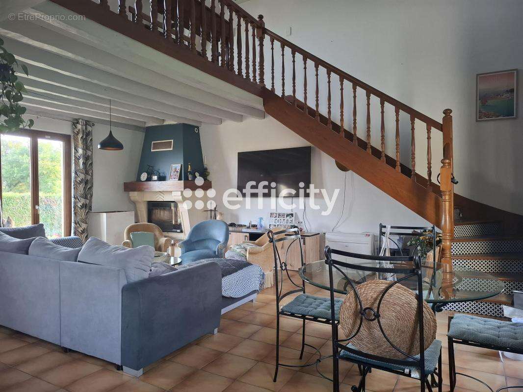 Maison à CONDE-SUR-HUISNE