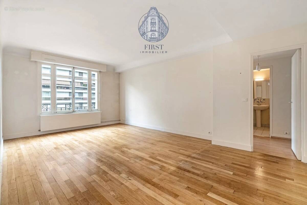 Appartement à PARIS-16E