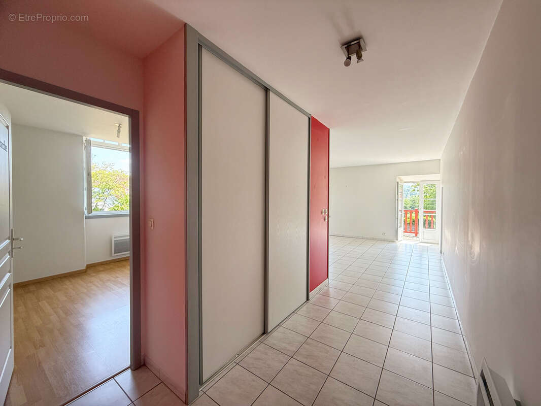 Appartement T3 avec balcon et place de parking - photo 3