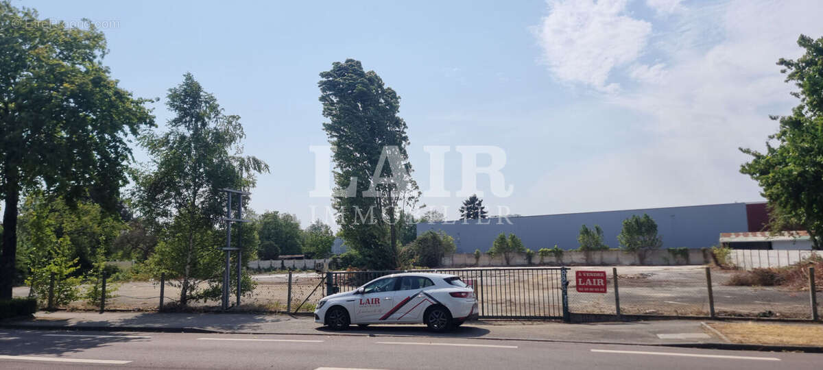 61 - Terrain à vendre de 3 559 m² en zone à vocation d'activité et de commerce de détail - Réf. 15500 - photo 2