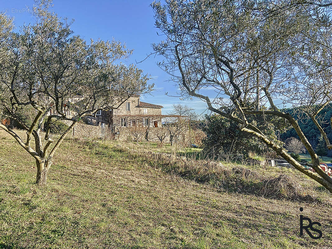 Une demeure rurale en 4 logements avec 6,34 ha de terrain et deux sources. - photo 2