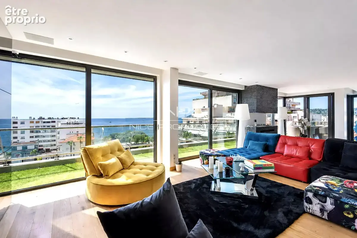 JUAN-LES-PINS Superbe penthouse - 350m2 terrasse vue mer - photo 3