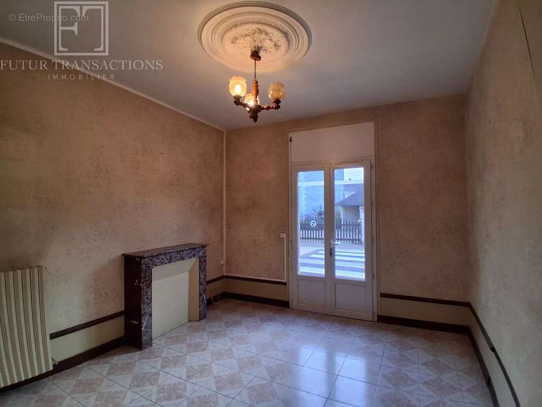 Maison à JAVERLHAC-ET-LA-CHAPELLE-SAINT-ROBERT