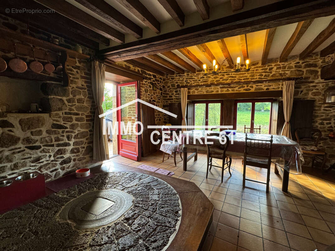 Maison à CARROUGES