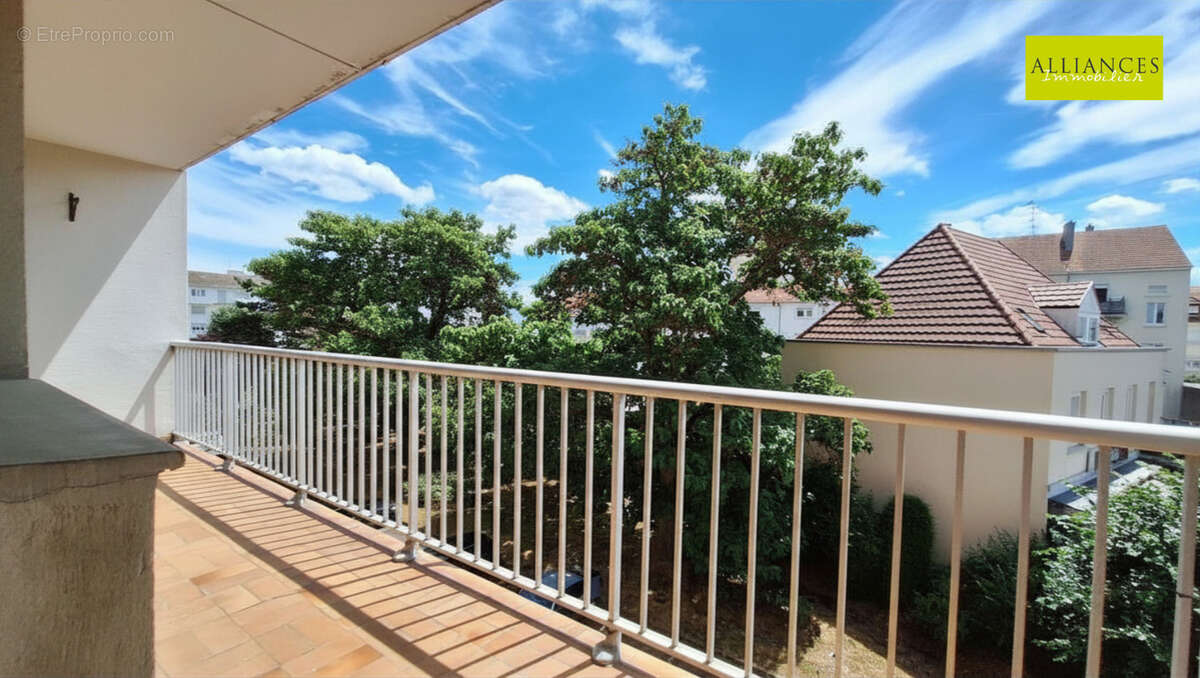 En vente à Mulhouse rue Spoerlin  : grand appartement de 88.22m2 avec 4 pièces et balcon - photo 2
