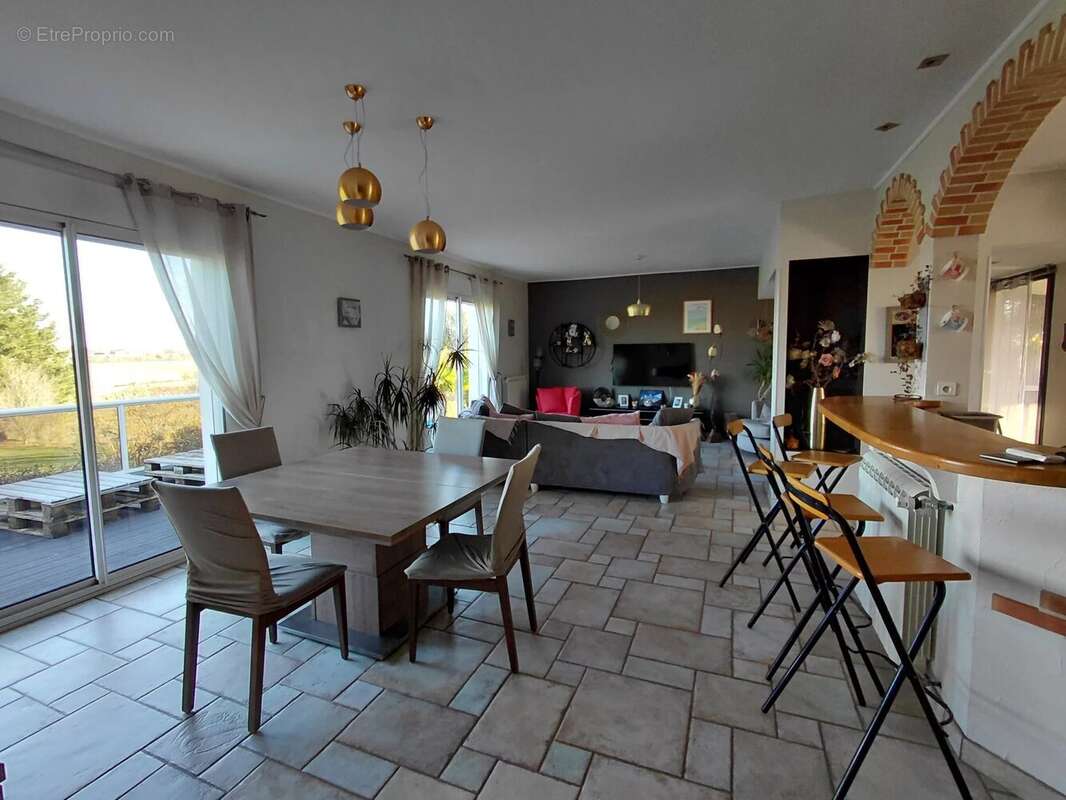 Maison à MIRANDOL-BOURGNOUNAC