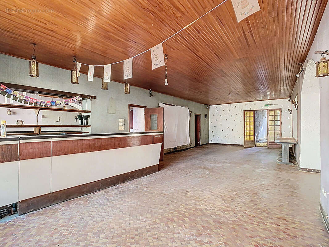 Commerce à DAMPIERRE