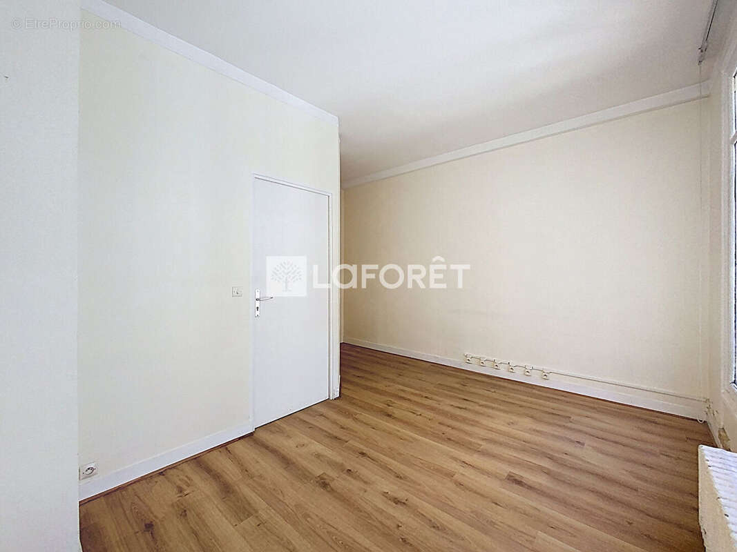 Commerce à PARIS-8E