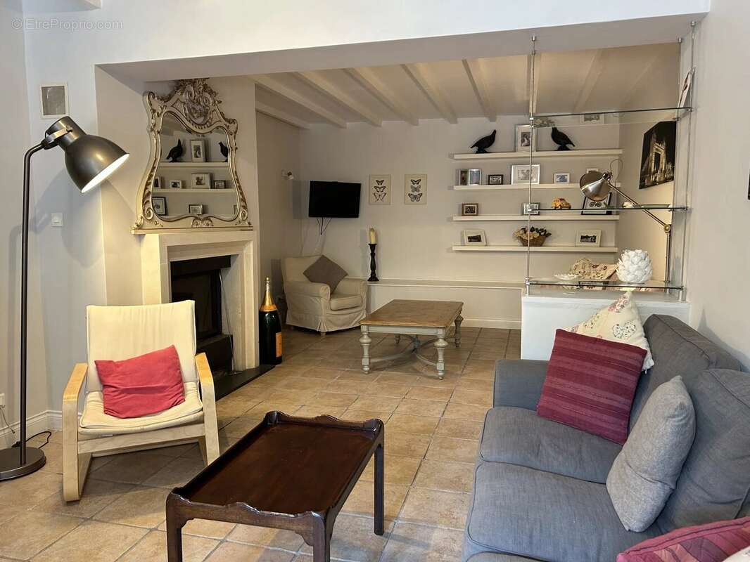 Spacieuse résidence individuelle de 6 chambres et 5 salles de bains avec piscine - photo 5