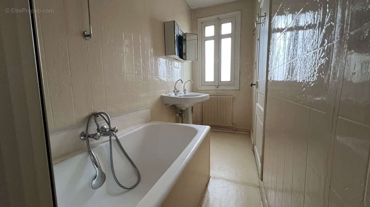 A vendre maison de ville en briques en plein centre ville de EU, 9 pièces, salon avec cheminée, salle à manger, 6 chambres, 2 sa - photo 9
