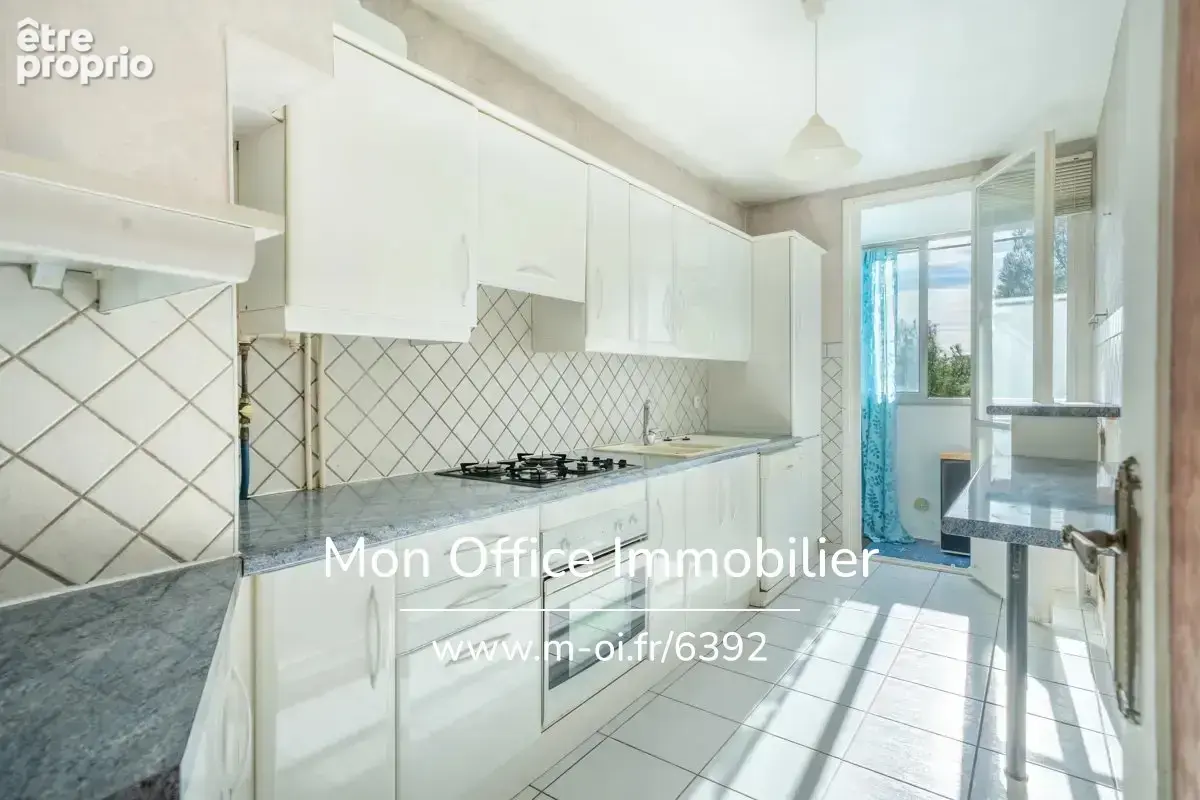 Référence : 6392-MCO - Appartement 4 pièces dernier étage dans une résidence fermée et sécurisée - photo 2