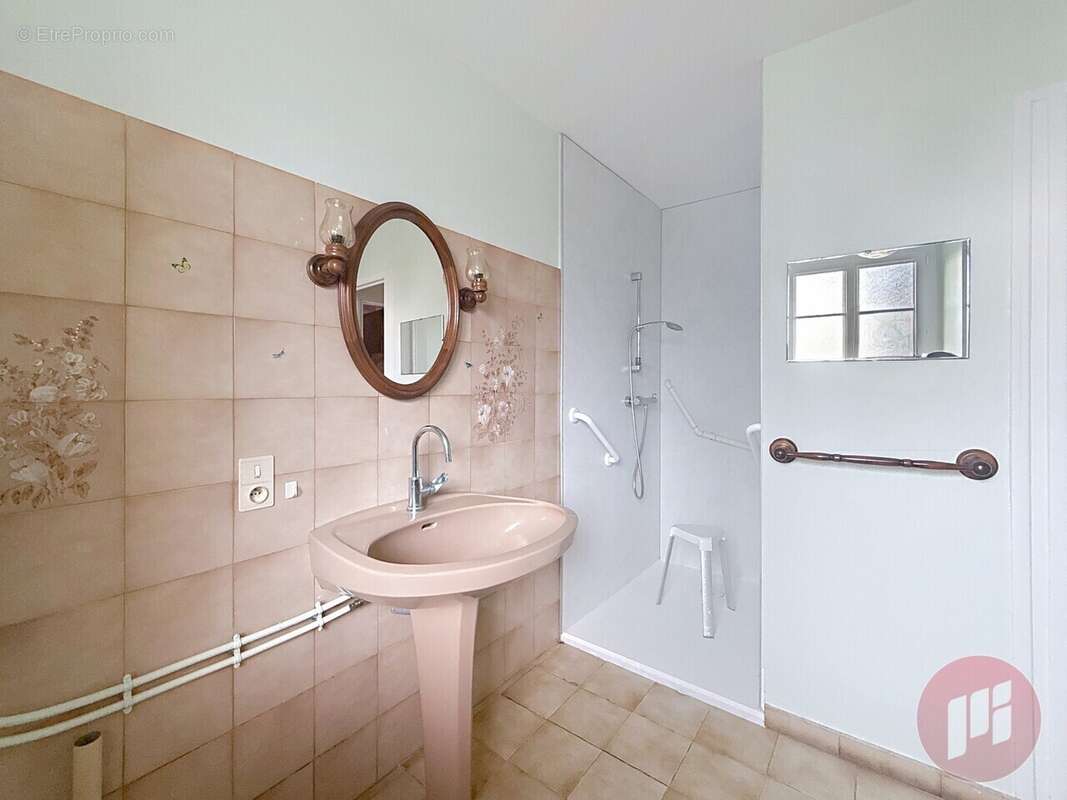 Maison à VITRAC-SUR-MONTANE