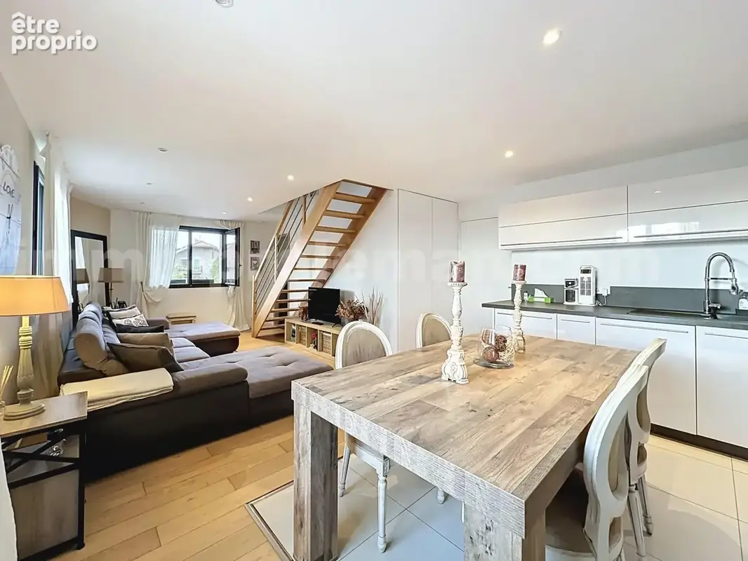 Appartement_T3_Messery_Duplex_belle_superficie_proximitée_frontière_Suisse_Frontaliers_Salon_Séjour_cuisine - Appartement à MESSERY