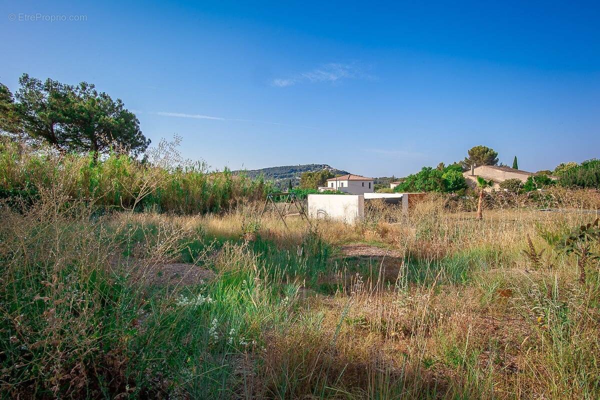 Terrain à VENTABREN