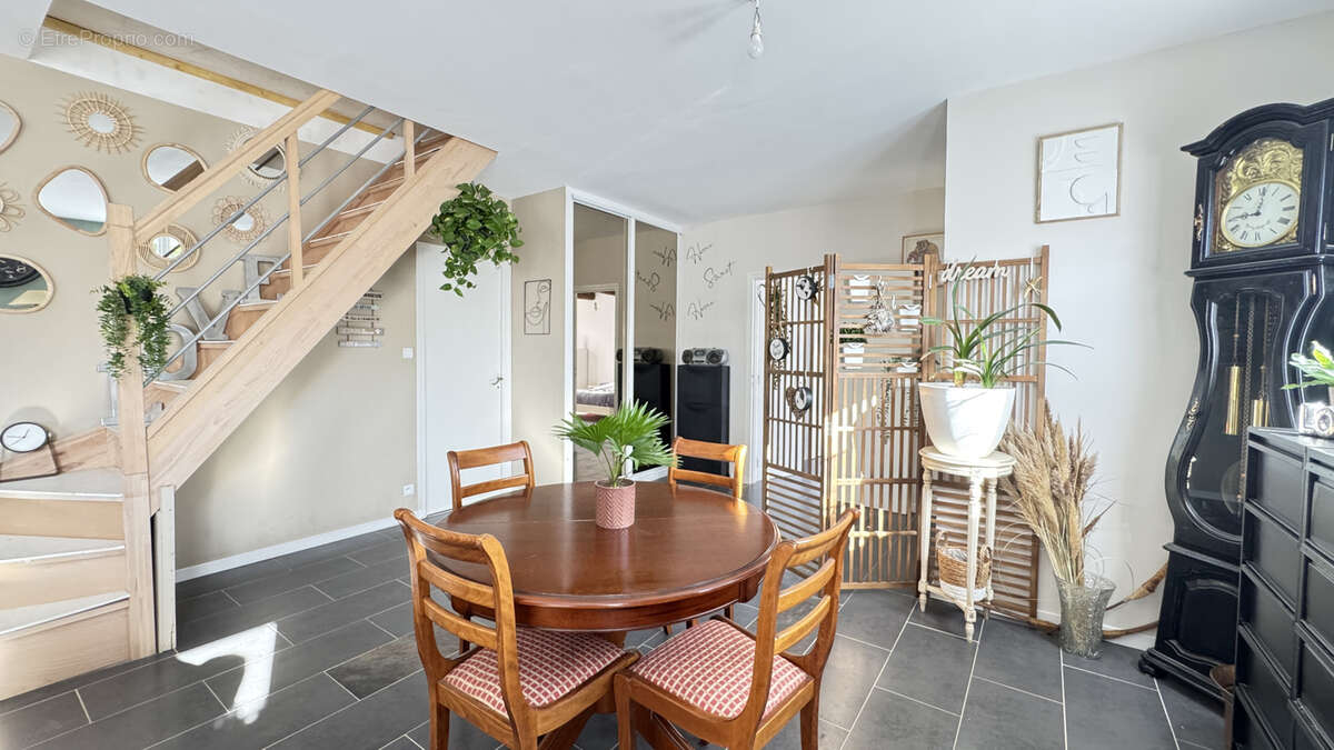 Maison à SAINT-LAURENT-DE-LA-SALANQUE