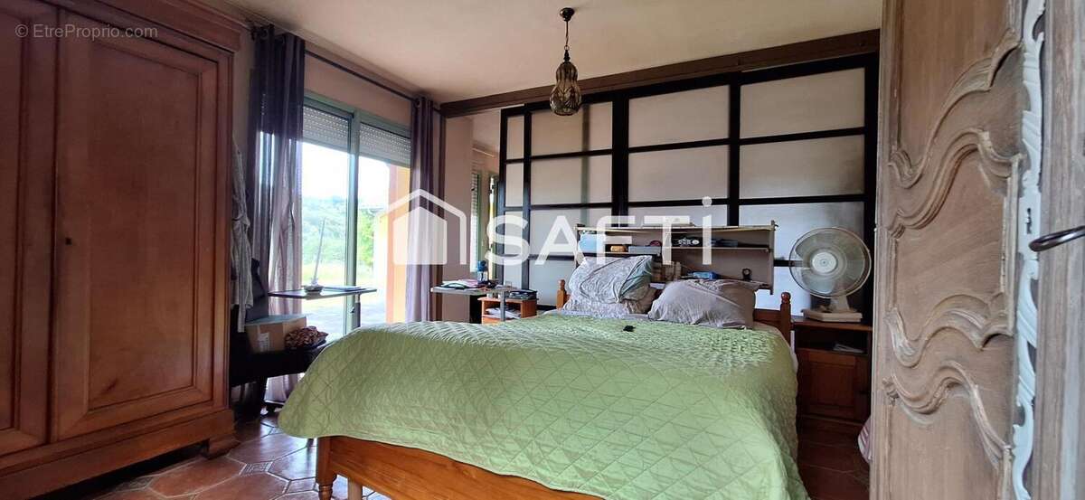 Maison 215 m² à Saint-Yrieix-Les-Bois  - photo 7