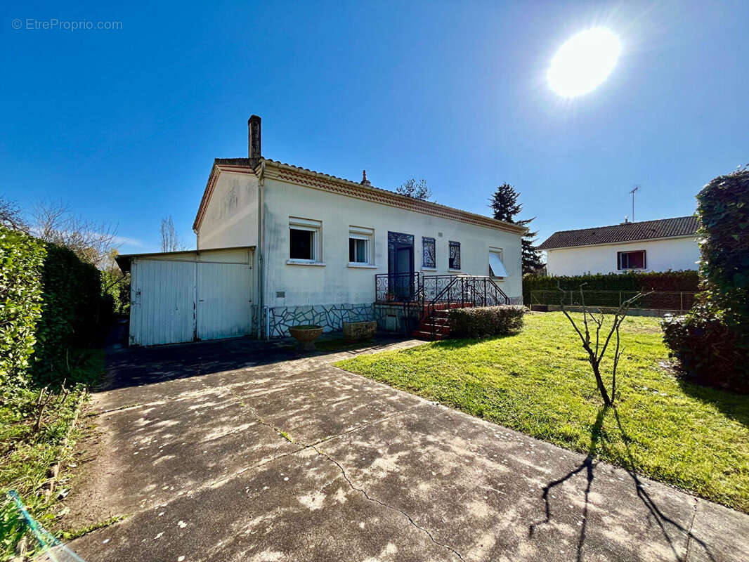 Située à Castelmoron-sur-Lot, au coeur d'un quartier calme et recherché, cette agréable maison de plain-pied offre une surface h - photo 14