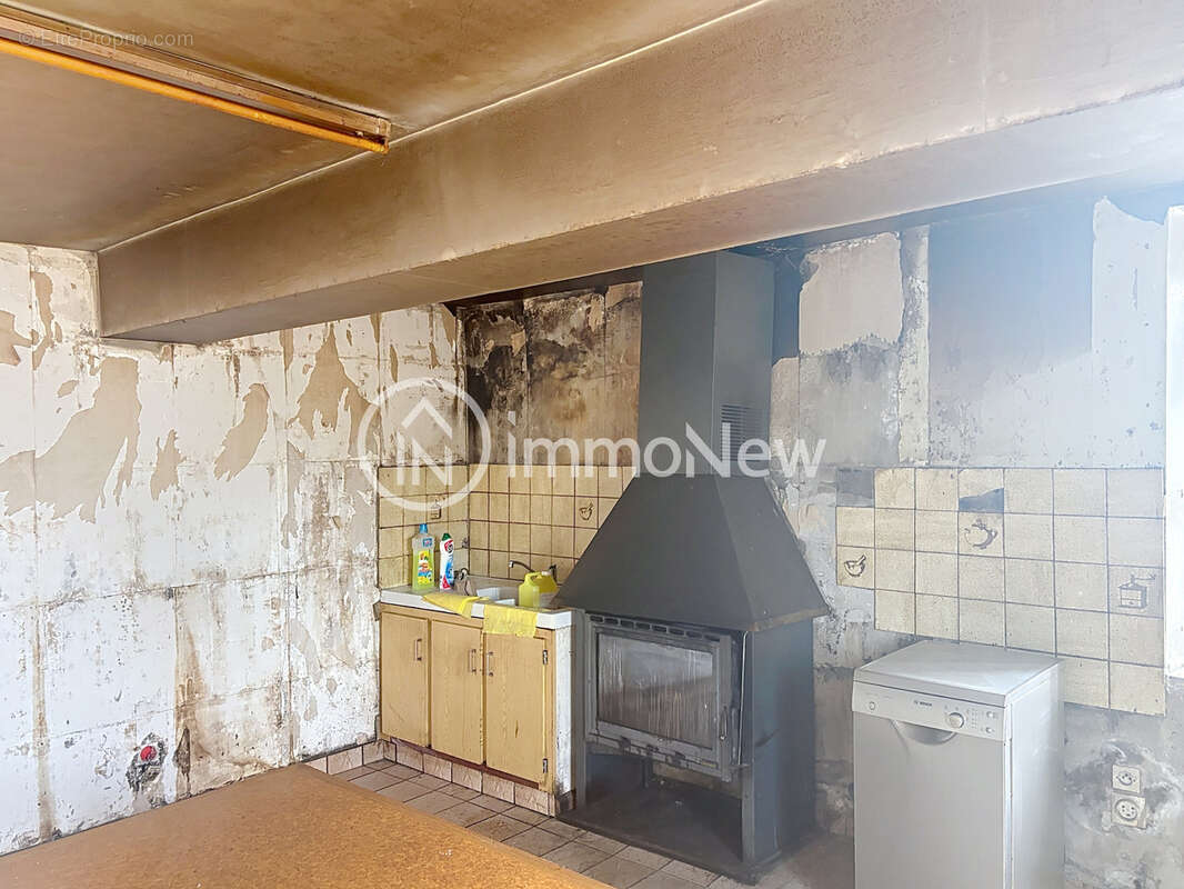 Maison en pierre a renover 100 m2 avec un terrain de 1400 m2 environ et dependances - photo 2