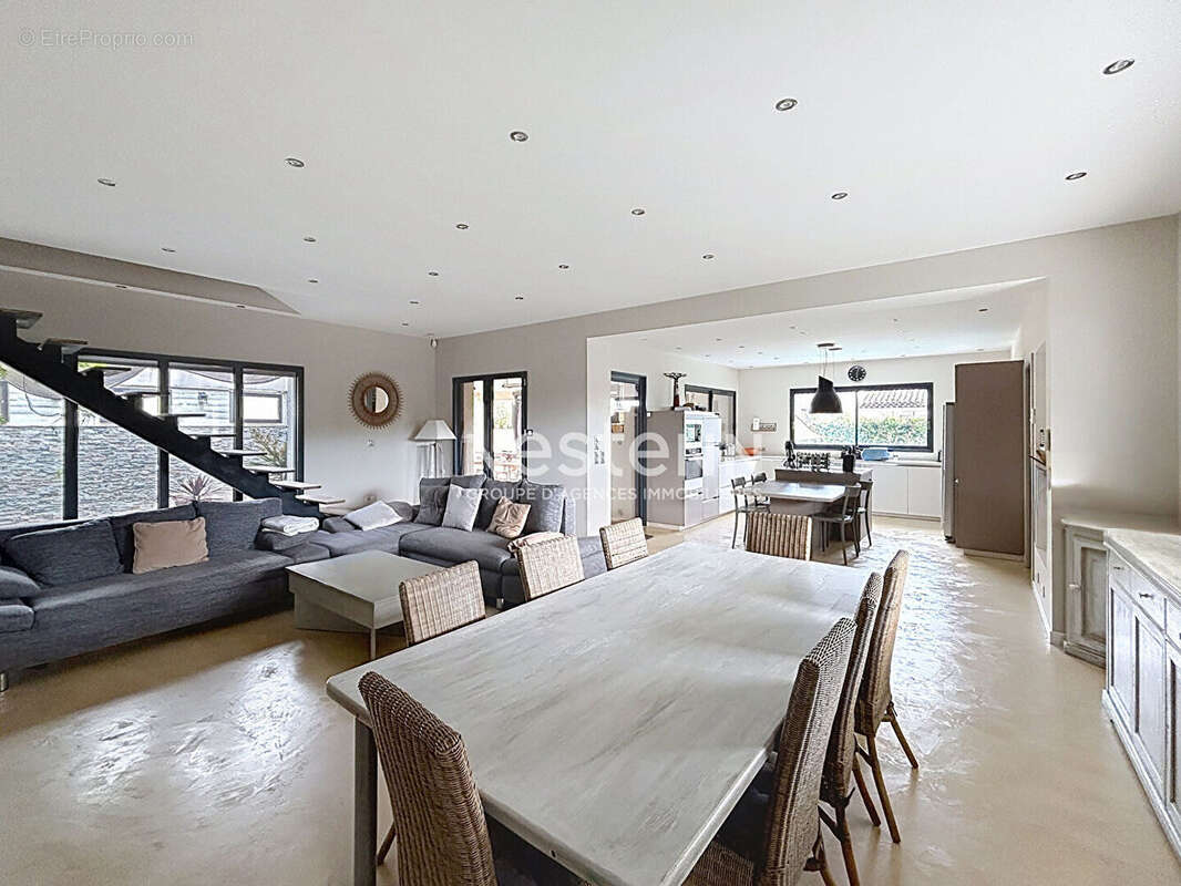 EXCLUSIVITE !! Maison à vendre à La Motte d'Aigues - 6 pièces, piscine, sous sol. - photo 3