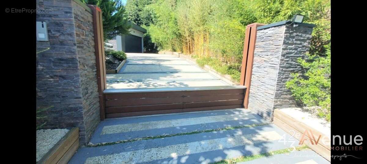 Maison 250 m² à Sainte-Colombe  - photo 3
