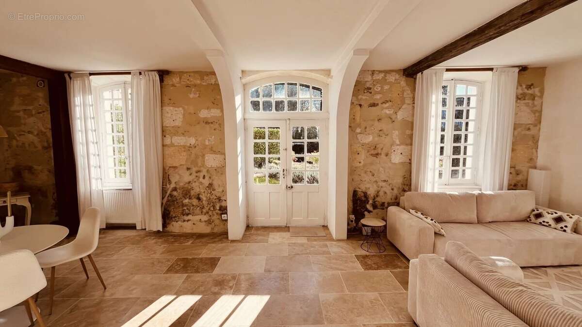 Maison à LA ROCHEBEAUCOURT-ET-ARGENTINE