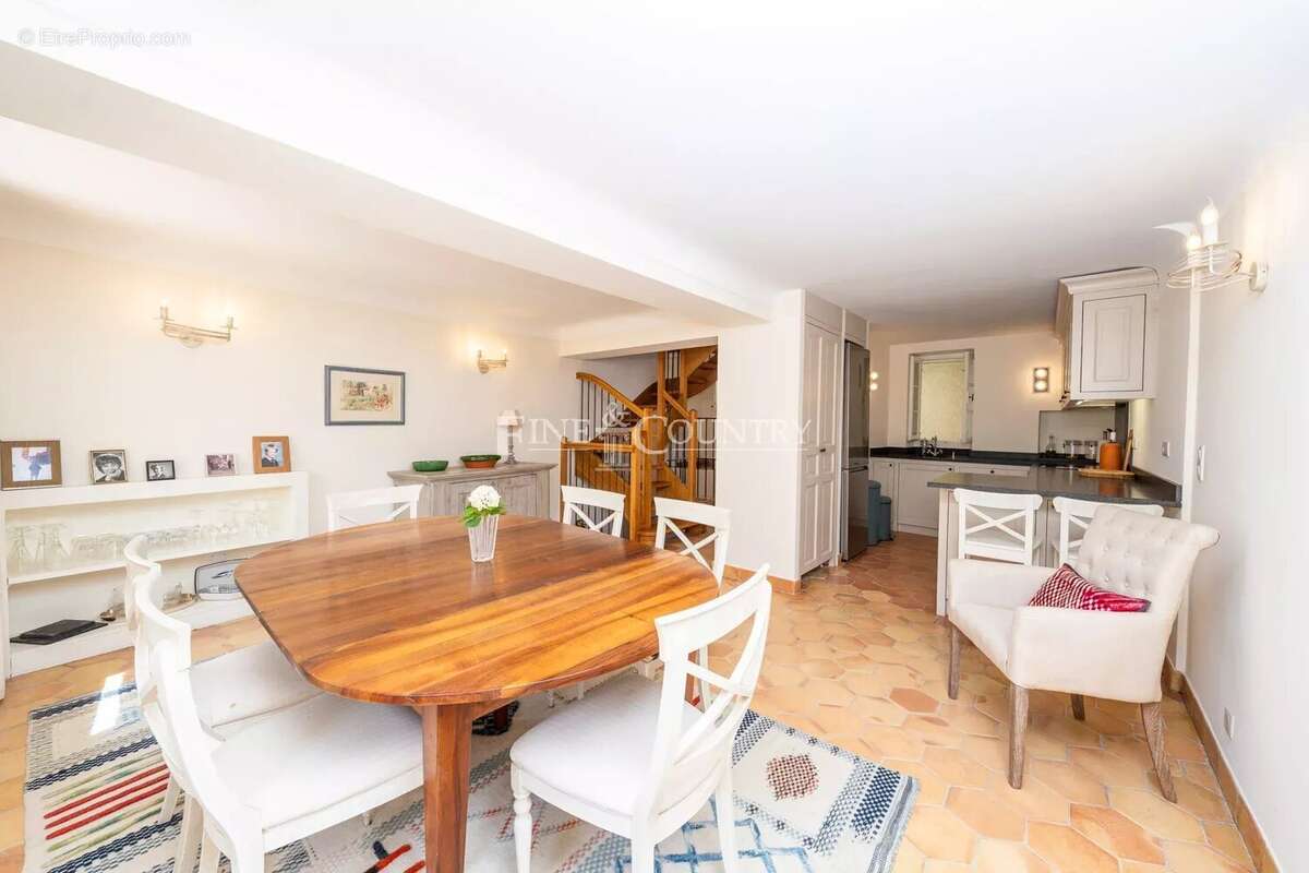 À vendre – Coeur de MOUGINS VILLAGE - Ensemble unique de deux maisons avec vue mer - photo 13